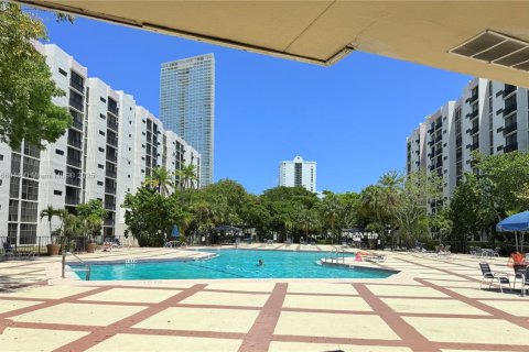 Condo in Sunny Isles Beach, Florida, 2 bedrooms  № 1893557 - photo 19