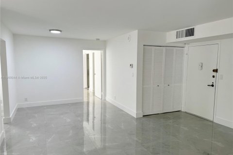 Condo in Sunny Isles Beach, Florida, 2 bedrooms  № 1893557 - photo 4