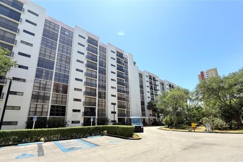 Condo in Sunny Isles Beach, Florida, 2 bedrooms  № 1893557 - photo 1