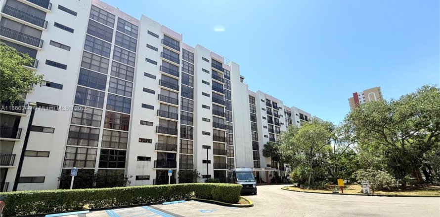 Condo in Sunny Isles Beach, Florida, 2 bedrooms № 1893557