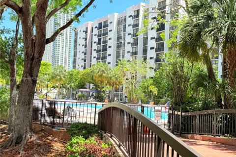 Condo in Sunny Isles Beach, Florida, 2 bedrooms  № 1893557 - photo 20