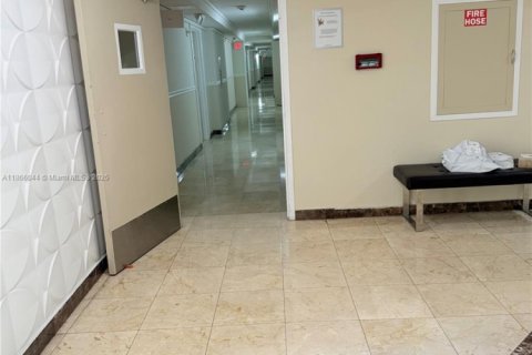 Condo in Sunny Isles Beach, Florida, 2 bedrooms  № 1893557 - photo 27