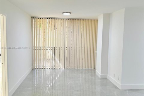Condo in Sunny Isles Beach, Florida, 2 bedrooms  № 1893557 - photo 3