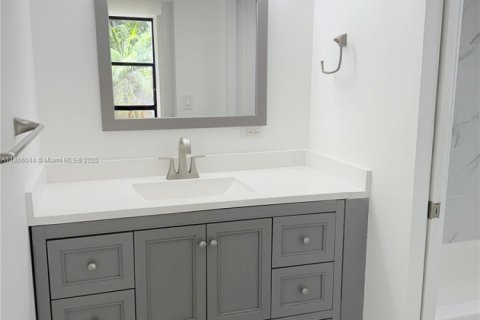 Condo in Sunny Isles Beach, Florida, 2 bedrooms  № 1893557 - photo 12