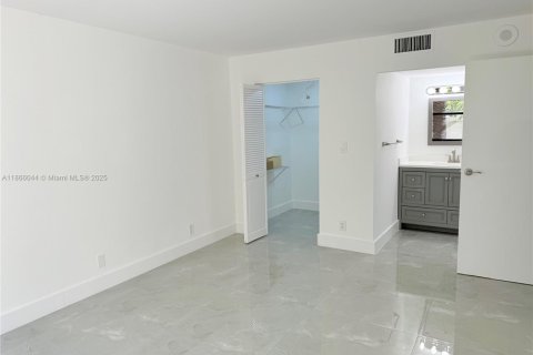 Condo in Sunny Isles Beach, Florida, 2 bedrooms  № 1893557 - photo 11