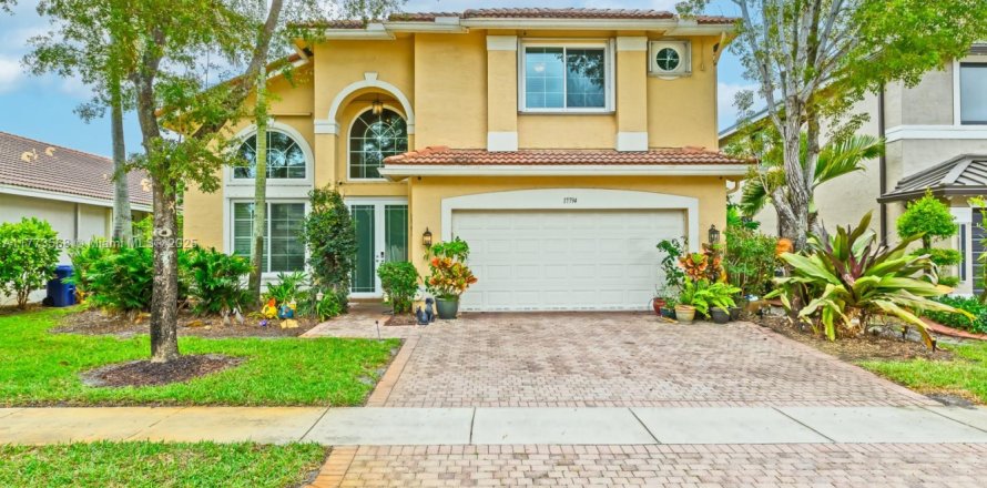 House in Miramar, Florida 4 bedrooms, 274.34 sq.m. № 1611751