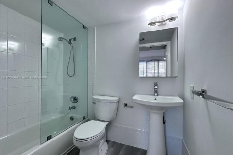 Condo in Miami, Florida, 1 bedroom  № 1728990 - photo 10