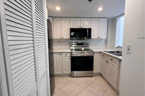 Condo in Miami, Florida, 1 bedroom  № 1728990 - photo 13