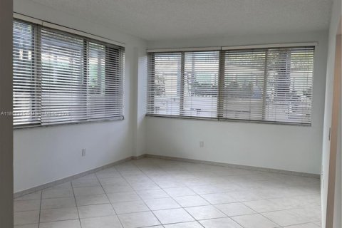 Condo in Miami, Florida, 1 bedroom  № 1728990 - photo 4