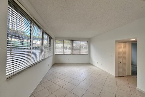 Condo in Miami, Florida, 1 bedroom  № 1728990 - photo 5