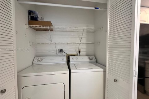 Condo in Miami, Florida, 1 bedroom  № 1728990 - photo 14
