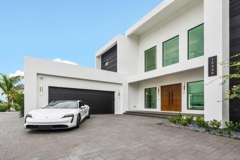 House in Juno Beach, Florida 6 bedrooms, 437.38 sq.m. № 2175561 - photo 6