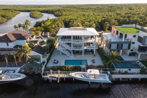 House in Key Largo, Florida 5 bedrooms, 353.03 sq.m. № 1763367 - photo 5