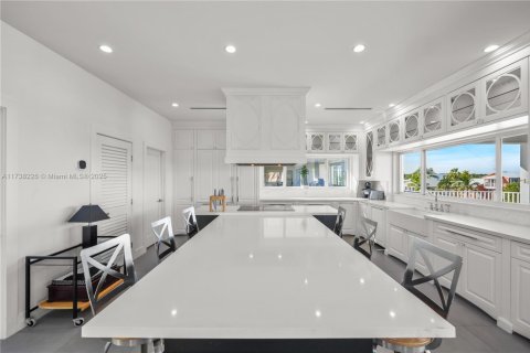 House in Key Largo, Florida 5 bedrooms, 353.03 sq.m. № 1763367 - photo 6