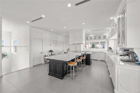 House in Key Largo, Florida 5 bedrooms, 353.03 sq.m. № 1763367 - photo 11