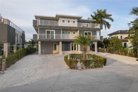 House in Key Largo, Florida 5 bedrooms, 353.03 sq.m. № 1763367 - photo 2