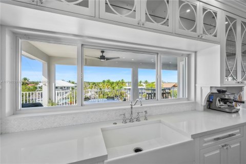 House in Key Largo, Florida 5 bedrooms, 353.03 sq.m. № 1763367 - photo 10