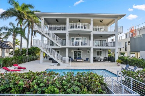 House in Key Largo, Florida 5 bedrooms, 353.03 sq.m. № 1763367 - photo 1