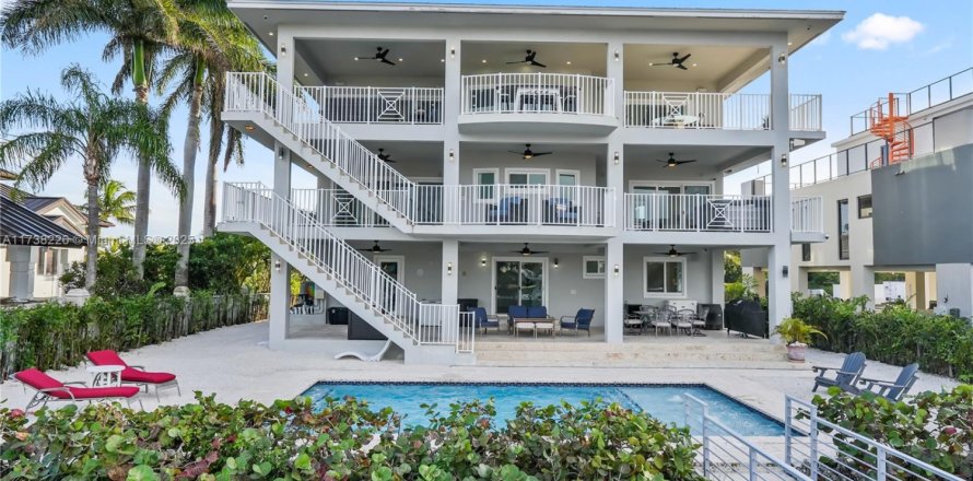 House in Key Largo, Florida 5 bedrooms, 353.03 sq.m. № 1763367