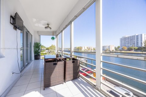 Condo in Hallandale Beach, Florida, 2 bedrooms  № 1936969 - photo 18