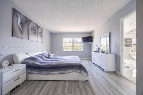 Condominio en venta en Hallandale Beach, Florida, 2 dormitorios, 105.44 m2 № 1936969 - foto 15