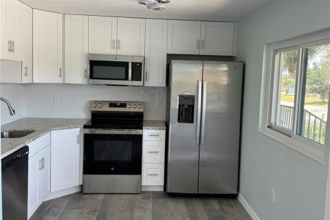 Condo in Venice, Florida, 2 bedrooms  № 2228212 - photo 9