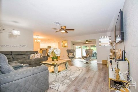 House in Lakeland, Florida 4 bedrooms, 182 sq.m. № 2012294 - photo 4