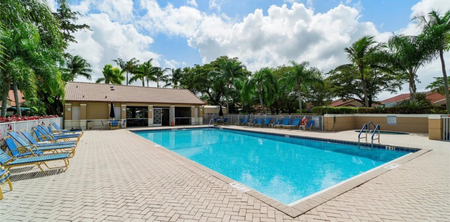 House in Tamarac, Florida 2 bedrooms, 144 sq.m. № 1222591