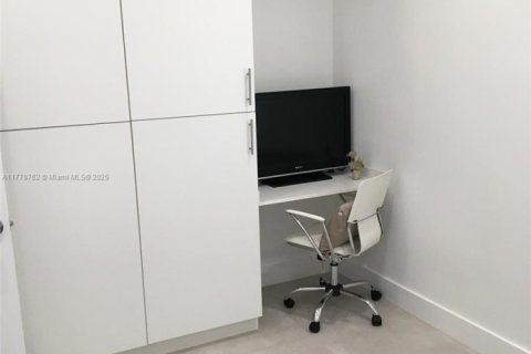 House in Fort Lauderdale, Florida 3 bedrooms, 148.64 sq.m. № 2035205 - photo 12