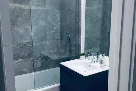 House in Fort Lauderdale, Florida 3 bedrooms, 148.64 sq.m. № 2035205 - photo 16