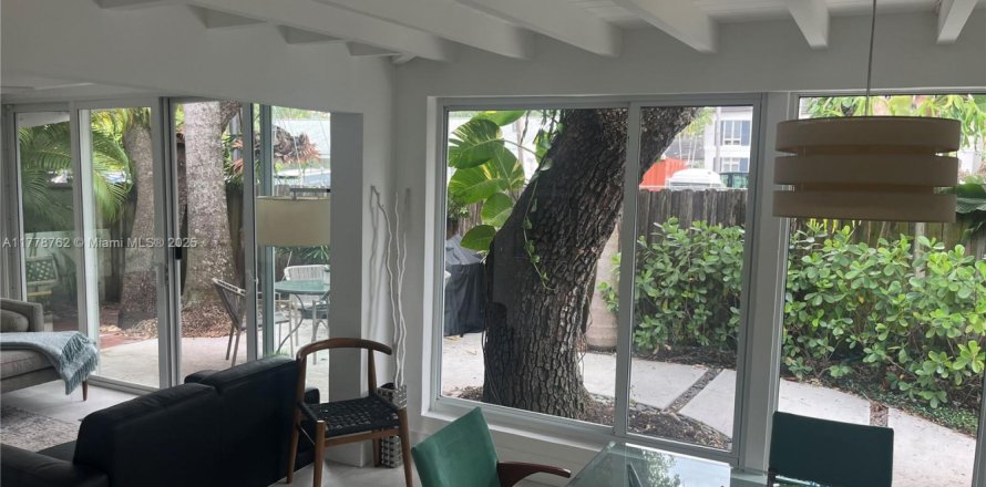 House in Fort Lauderdale, Florida 3 bedrooms, 148.64 sq.m. № 2035205