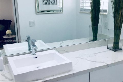 House in Fort Lauderdale, Florida 3 bedrooms, 148.64 sq.m. № 2035205 - photo 17