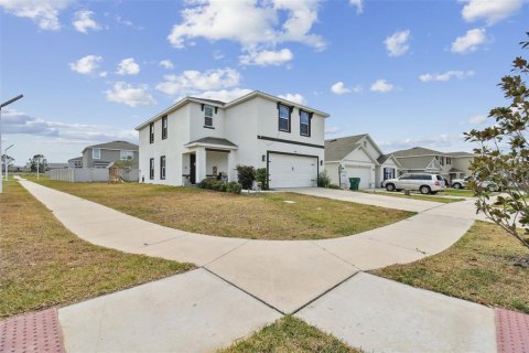 House in Zephyrhills, Florida 4 bedrooms, 209.96 sq.m. № 1740749 - photo 5