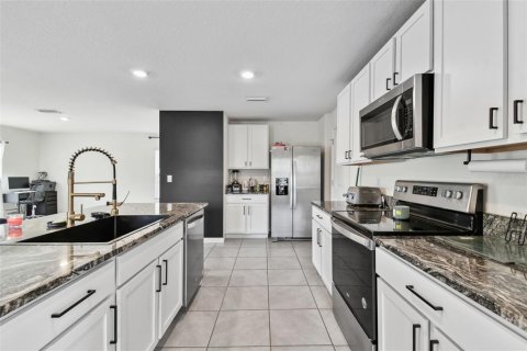 House in Zephyrhills, Florida 4 bedrooms, 209.96 sq.m. № 1740749 - photo 9