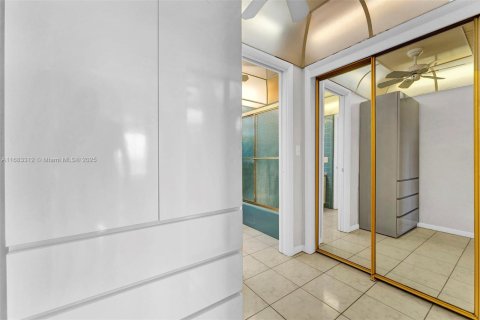 Купить кондоминиум в Халландейл-Бич, Флорида 1 спальня, 71.53м2, № 2012228 - фото 18