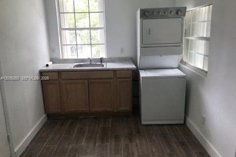 Villa ou maison à louer à Miami, Floride: 3 chambres, 102.19 m2 № 2085871 - photo 3