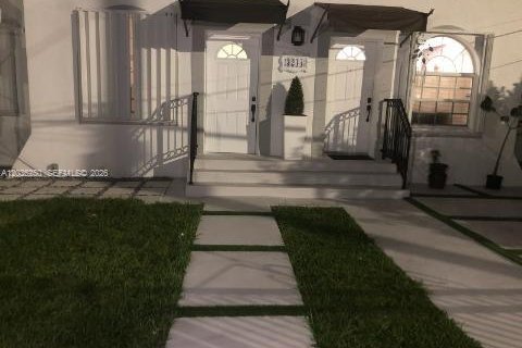 Villa ou maison à louer à Miami, Floride: 3 chambres, 102.19 m2 № 2085871 - photo 2