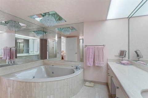 Condominio en venta en Aventura, Florida, 2 dormitorios, 141.4 m2 № 1787113 - foto 18