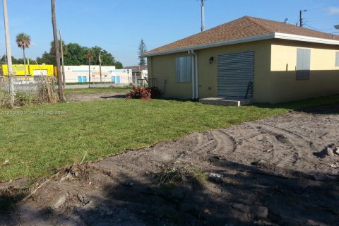 Villa ou maison à louer à Miami, Floride: 4 chambres, 228.54 m2 № 2407591 - photo 2