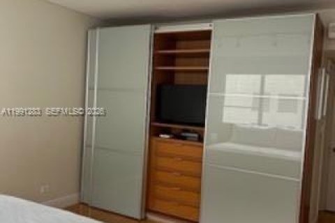 Condo in Miami Beach, Florida, 1 bedroom  № 2057522 - photo 13