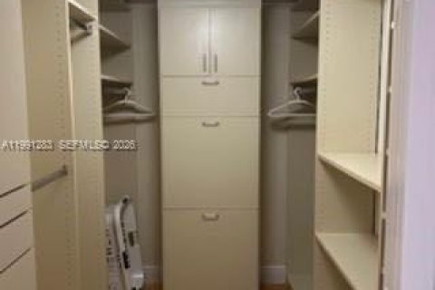 Condo in Miami Beach, Florida, 1 bedroom  № 2057522 - photo 15