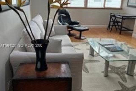 Condo in Miami Beach, Florida, 1 bedroom  № 2057522 - photo 3