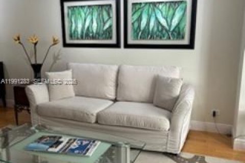 Condo in Miami Beach, Florida, 1 bedroom  № 2057522 - photo 2