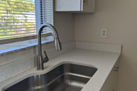 Купить виллу или дом в Порт-Шарлотт, Флорида 2 спальни, 75.44м2, № 1956939 - фото 10