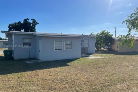 House in Port Charlotte, Florida 2 bedrooms, 75.44 sq.m. № 1956939 - photo 27