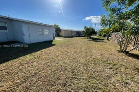 House in Port Charlotte, Florida 2 bedrooms, 75.44 sq.m. № 1956939 - photo 29