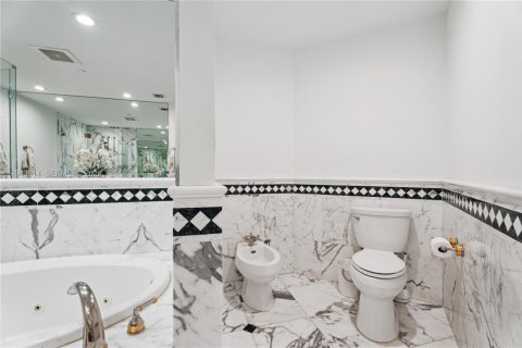 Condo in Bal Harbour, Florida, 4 bedrooms  № 2009880 - photo 10