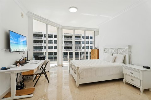 Condo in Bal Harbour, Florida, 4 bedrooms  № 2009880 - photo 11