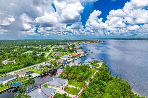 House in Port Charlotte, Florida 3 bedrooms, 313.17 sq.m. № 2295060