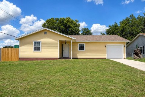 House in Lakeland, Florida 3 bedrooms, 155.8 sq.m. № 2104897